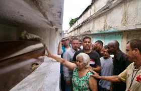“Ele estava ensinando meu filho. E agora, quem vai fazer isso?” suplica esposa no enterro de pedreiro baleado por PM
