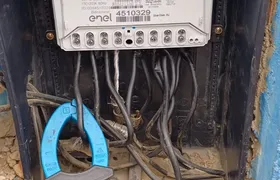 Enel Rio remove ‘gato’ de energia em fábrica de gelo de Araruama