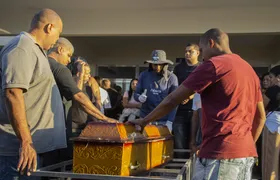 Enterro de Izabela Leite, em Niterói, é marcado por emoção de familiares e amigos