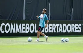 Flamengo faz último treino antes da final da Libertadores em CT com lona contraespionagem