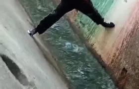 Homem suspeito de tentar assaltar ônibus cai em canal no Fonseca