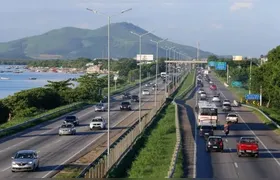 Incêndio em caminhão provoca interdição total da BR-101, em Niterói