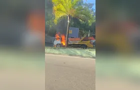Incêndios atingem caminhão e carro na manhã desta segunda (27) em Niterói