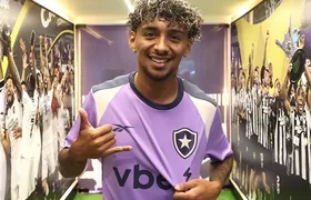 Jogador do Botafogo é alvo de ataques homofóbicos após foto com piercing no umbigo