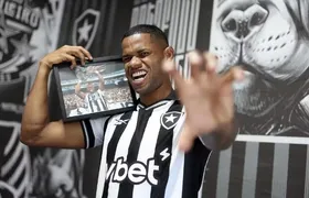 Júnior Santos é apresentado como novo reforço do Botafogo para a temporada