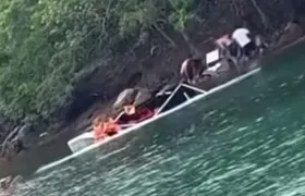 Lancha bate em pedra e afunda com 12 tripulantes na Lagoa Azul, em Angra dos Reis