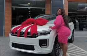 MC Carol de Niterói celebra compra de carro: 'Foi o funk que me deu'