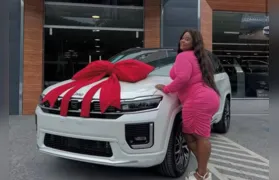 MC Carol de Niterói celebra compra de carro: 'Foi o funk que me deu'