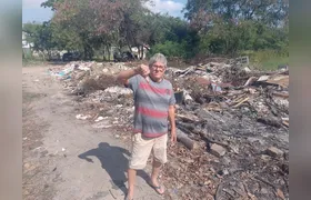Moradores denunciam descarte irregular de lixo e entulho em terreno no Porto Novo