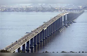 Motociclista morre atropelado por ônibus na Ponte Rio-Niterói