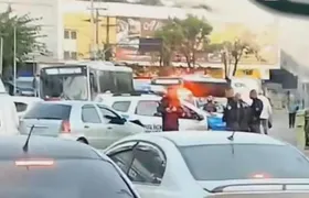 Mulher fica ferida após colisão com viatura da PM em Alcântara, São Gonçalo