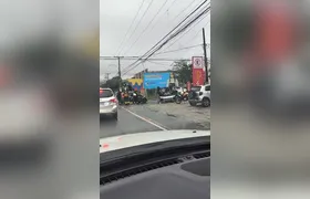 Mulher fica gravemente ferida em acidente na Avenida Ewerton Xavier, em Itaipu; Vídeo