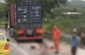 Mulher morre ao ser atropelada por caminhão na BR-101, em São Gonçalo
