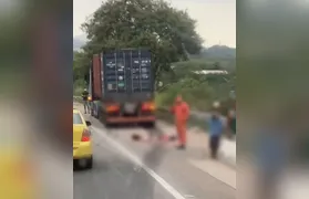 Mulher morre ao ser atropelada por caminhão na BR-101, em São Gonçalo