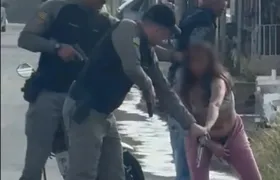 Mulher tira arma carregada de dentro da calça durante abordagem da PM