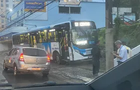 Ônibus colide com poste no Mutondo, em São Gonçalo