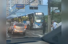 Ônibus colide com poste no Mutondo, em São Gonçalo