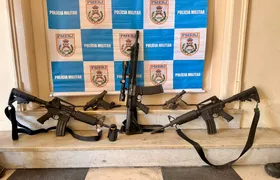 Operação da PM prende oito e apreende fuzis e granadas no Morro do Estado, em Niterói