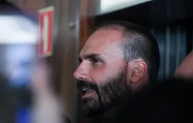 PF afasta Eduardo Bolsonaro do cargo de escrivão no Rio