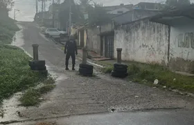 Polícia prende 5 acusados de tráfico após ser atacada a tiros durante ação anti-barricada em São Gonçalo