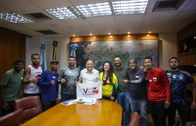Prefeito Rodrigo Neves apresenta proposta a entregadores para fortalecer a categoria