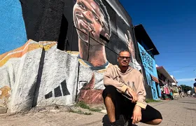 Reconhecimento celebra trajetória de artista responsável por mural de Vini Jr. em São Gonçalo
