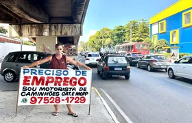 Sem emprego há 3 anos,  motorista recorre às ruas para pedir oportunidade