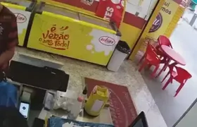 Suspeitos de assaltar sorveteria usando submetralhadora são presos em Maricá; vídeo