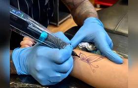 Tatuagem de borboleta vira alvo de críticas em meio a discursos do movimento red pill