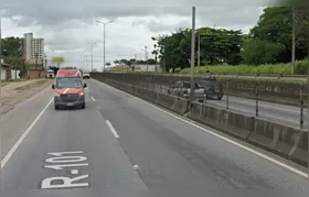 Tombamento de carreta causa interdição parcial na BR-101, em Itaboraí
