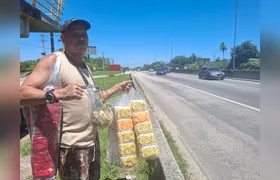 Tráfego tranquilo na BR-101 surpreende motoristas e ambulantes no início do Carnaval