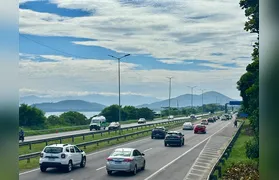 Trânsito tranquilo na BR-101 entre Niterói e Itaboraí na manhã da Sexta-feira Santa
