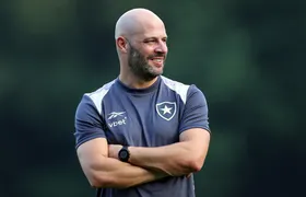 Vai pular o muro? Vasco negocia com Franclim Carvalho, treinador do Botafogo