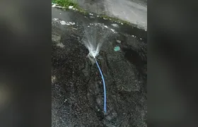 Vazamento de água há mais de um mês preocupa moradores no Mutuá, em São Gonçalo