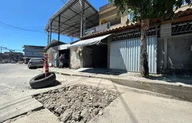 Vazamento e buracos causam transtornos há 6 meses a moradores do Bairro Antonina