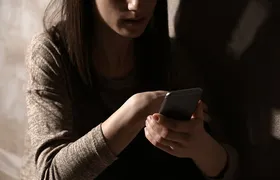 Violência digital contra mulher também é crime; veja como denunciar