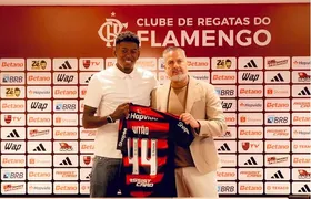 Vitão é apresentado no Flamengo e se emociona ao falar da carreira