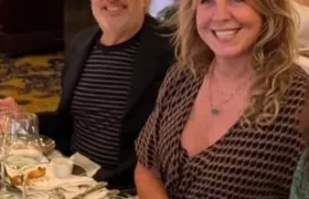 Viúvo de Rita Lee, Roberto de Carvalho aparece com ex em Paris