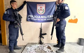 Ação da PM apreende fuzil e drogas e prende quatro suspeitos na Vila Ipiranga
