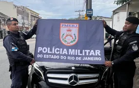 Ação da PM resulta na apreensão de 15 veículos roubados e material ilícito em Manguinhos