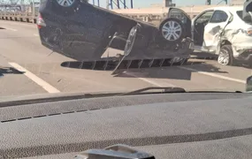 Acidente com capotamento interdita duas faixas na Ponte Rio-Niterói