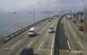 Acidente com moto interdita faixas na Ponte Rio-Niterói e causa retenções no trânsito