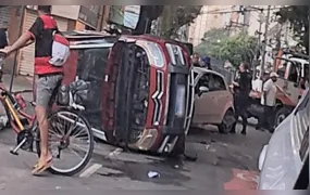 Acidente entre dois veículos deixa carro tombado no Centro de Niterói