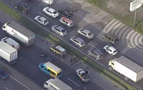 Acidente envolvendo moto e caminhão deixa duas pessoas mortas na Rodovia Washington Luiz