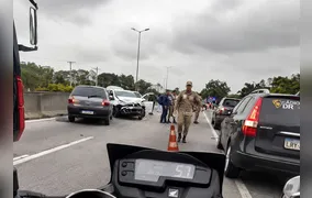 Acidente na BR com automóveis capotados deixa uma pessoa ferida