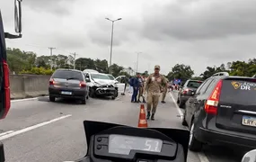 Acidente na BR com automóveis capotados deixa uma pessoa ferida