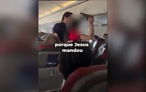 Pastora mirim, de apenas 10 anos, faz pregação em voo e é contida por comissários; Vídeo