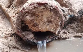 Águas do Rio faz alerta: Descarte incorreto de óleo de cozinha entope redes e ameaça o meio ambiente