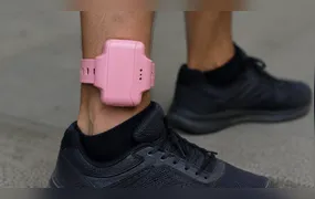 Alerj avança com proposta que prevê tornozeleira eletrônica rosa para agressores de mulheres