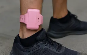 Alerj avança com proposta que prevê tornozeleira eletrônica rosa para agressores de mulheres
